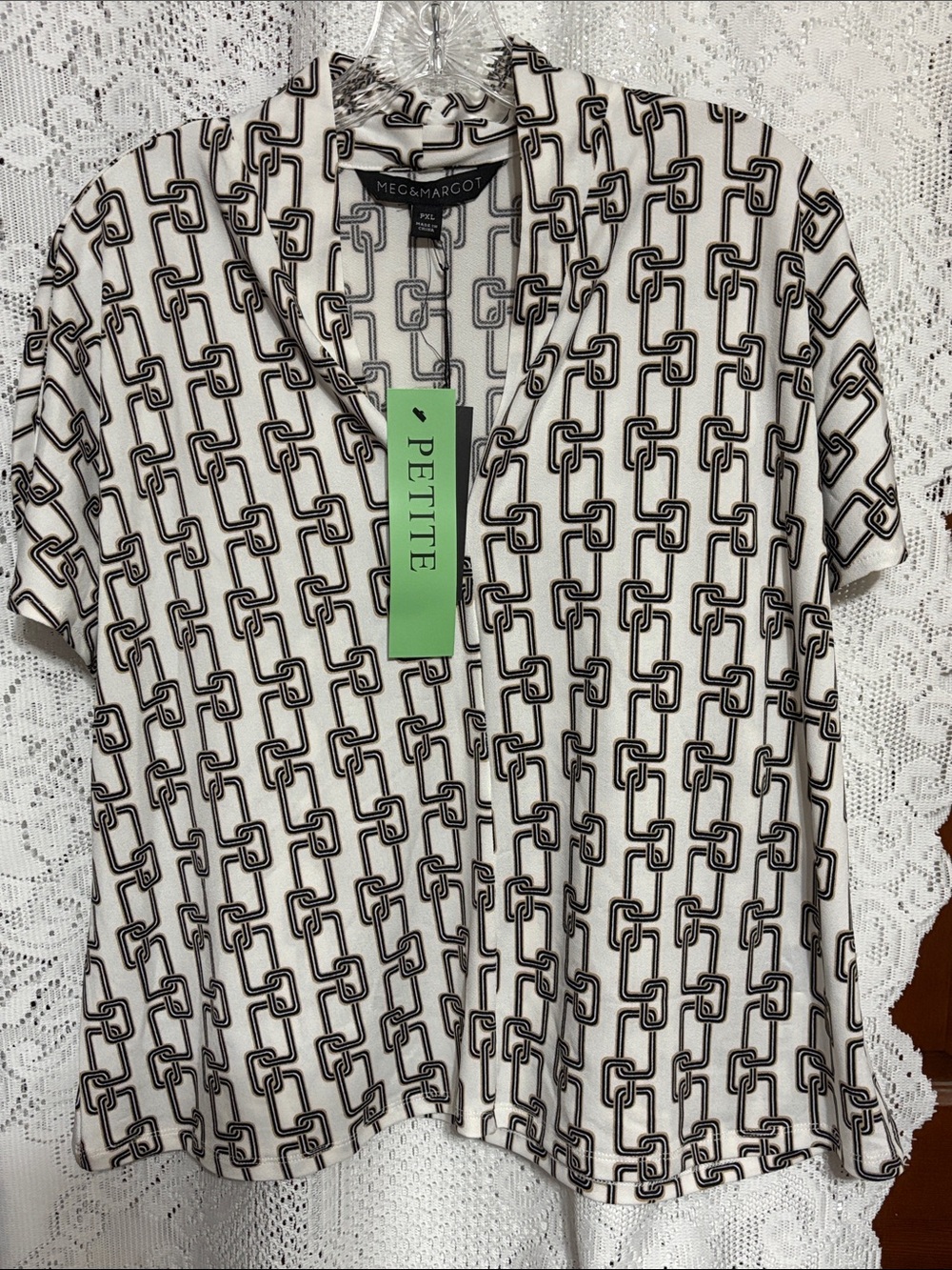 Meg & Margot Petite Cream Short Sleeve Blouse with Black & gGeometric Chain Prin